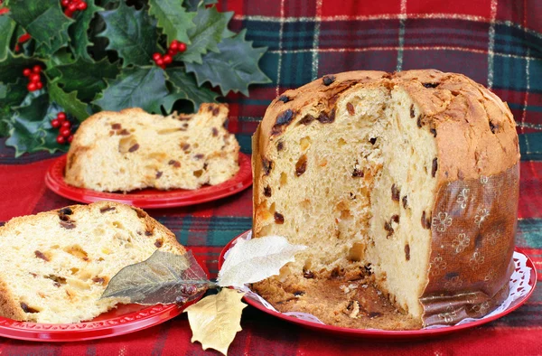 İtalyan panetone kek, bütün ve dilimlenmiş. — Stok fotoğraf