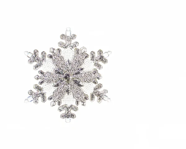 Un fiocco di neve d'argento isolato su bianco — Foto Stock
