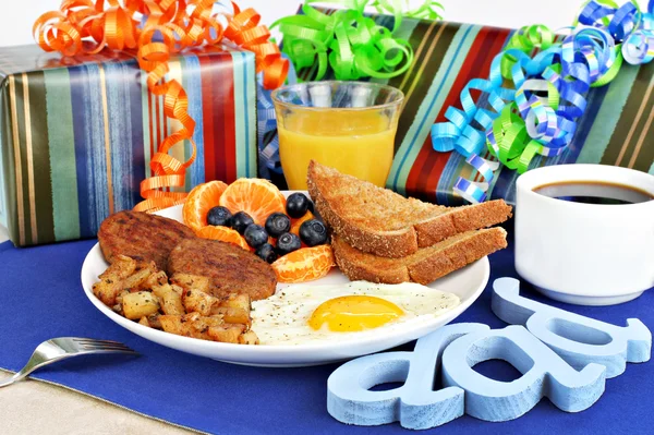 Läcker frukost för en speciell pappa. — Stockfoto