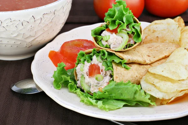 Ton balıklı salata sarar, cips ve domates çorbası. — Stok fotoğraf
