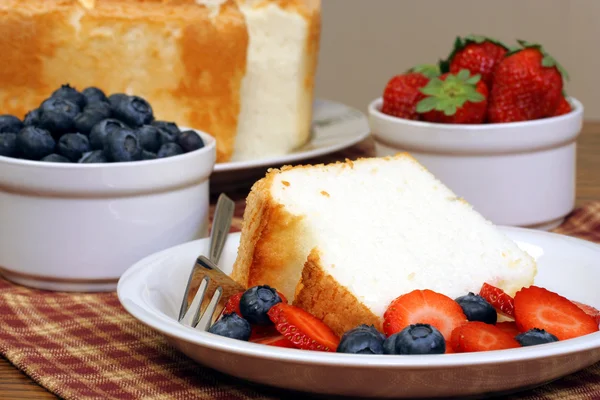 Angel food cake met vruchten — Stockfoto