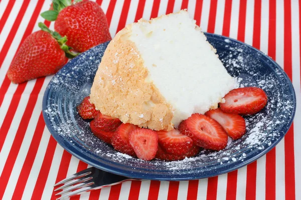 Angel Food Cake and Strawberries — Stock Photo, Image