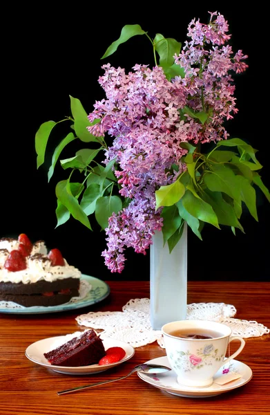 Lilacs, cake and tea — Stock Photo, Image
