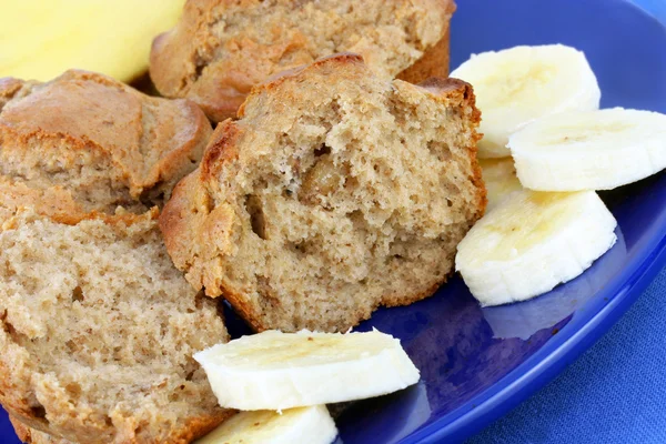 Banaan muffins met gesneden banaan — Stockfoto