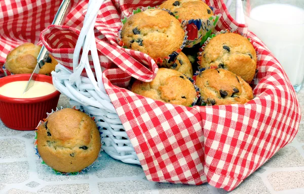 Fresh baked chocolate chip muffins in a basket. — Stock Photo, Image