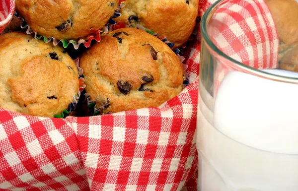 Primo piano di muffin con gocce di cioccolato e latte — Foto Stock