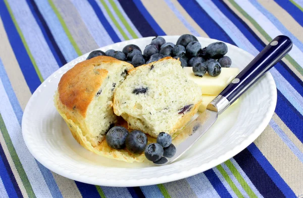 Corte Blueberry Muffin e Blueberries — Fotografia de Stock