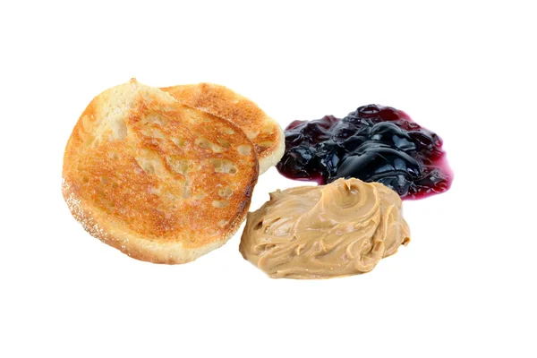 Geroosterde muffin, pindakaas en jam — Stockfoto