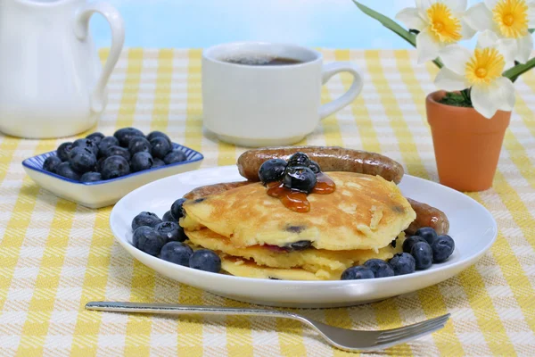 Blaubeer-Pfannkuchen-Frühstück — Stockfoto