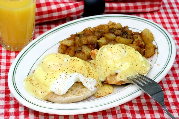 Яйця бендедек і домашня картопля фрі — стокове фото