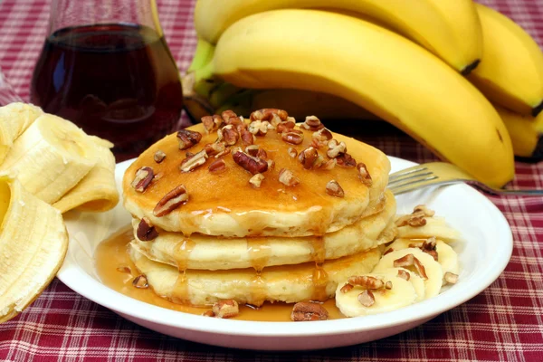 Pancakes with walnuts and bananas — Stock Photo, Image
