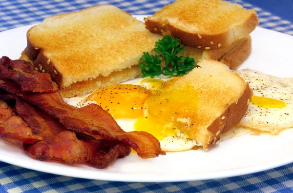 Bacon, ovos e torradas — Fotografia de Stock