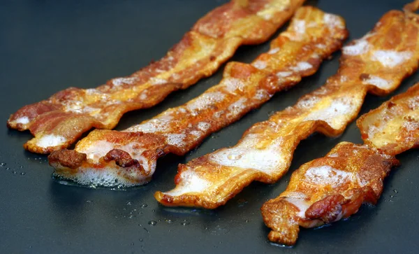Bacon stekning — Stockfoto