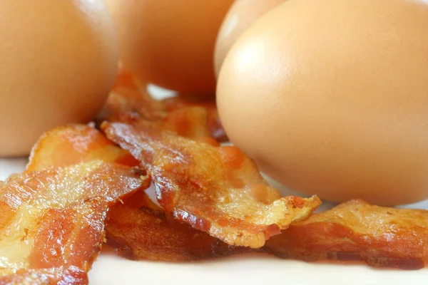Macro shot de bacon e ovos castanhos — Fotografia de Stock