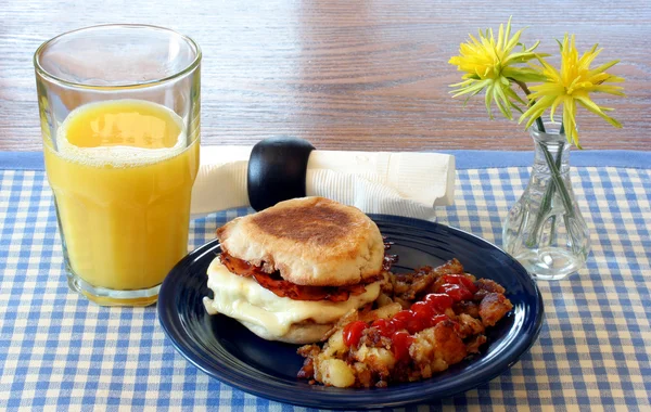 Angol muffine, tojás, sajt reggeli. — Stock Fotó