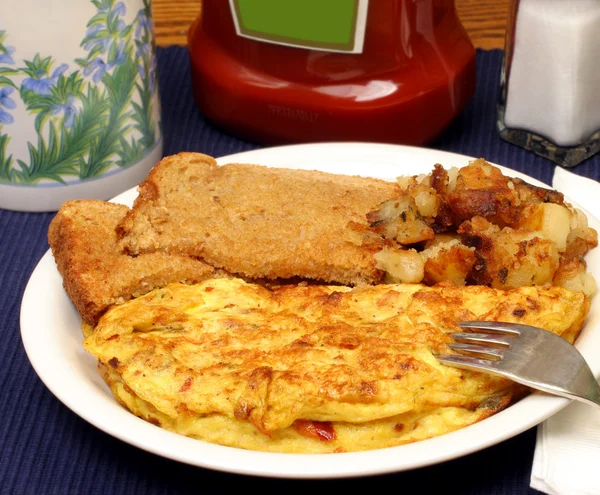 Omelette, frites maison et pain grillé . — Photo
