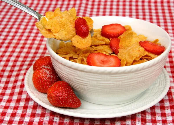 Corn flake cereal with fresh strawberries — Stock Photo, Image