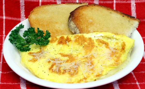 Omelete e torrada — Fotografia de Stock