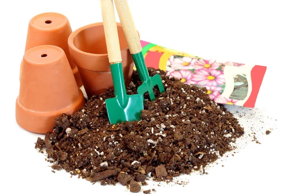 Potes de argila, sementes, solo e ferramentas de jardim . — Fotografia de Stock