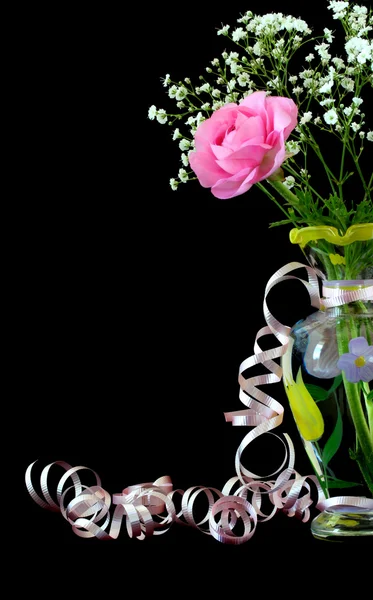 像 ranuncula 副本空间与花瓶里的玫瑰. — 图库照片