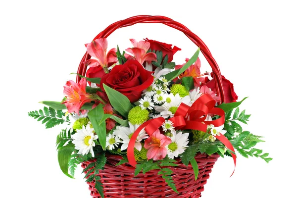 Hermoso arreglo de flores de cesta roja — Foto de Stock