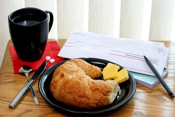 Rechnungen beim Frühstück bezahlen — Stockfoto
