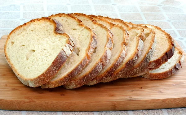 Φρέσκο καρβέλι ψωμί σε φέτες — Φωτογραφία Αρχείου