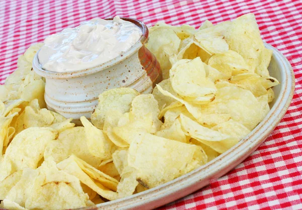 Aardappels, chips en dip — Stockfoto