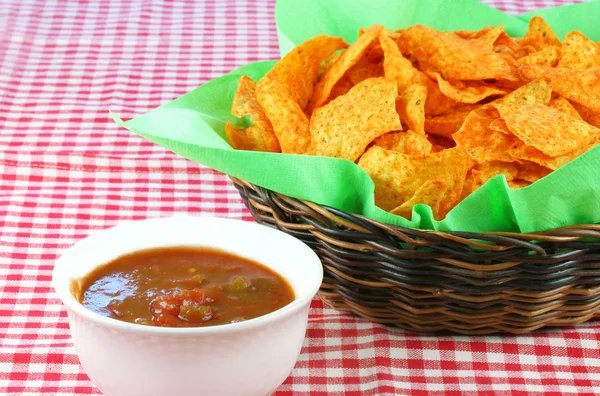 Chips de tortilla y salsa — Foto de Stock