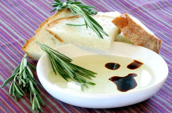 Розмарин, оливкова олія та хліб — стокове фото