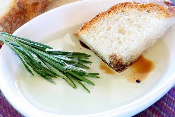 Оливковое масло и розмариновая закуска . — стоковое фото