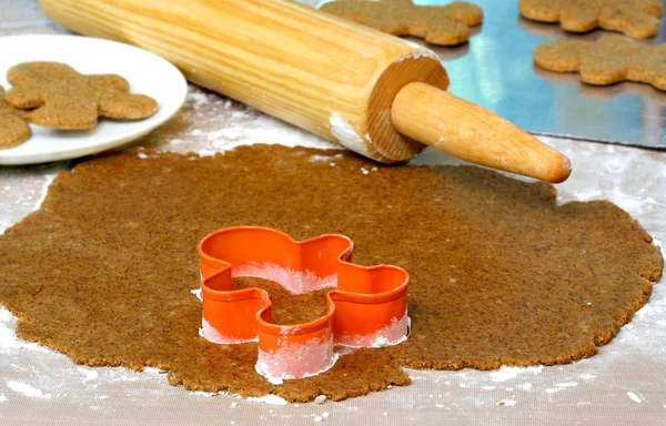 Fare biscotti di pan di zenzero — Foto Stock