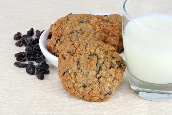 Yulaf ezmesi üzümlü kurabiye ve süt. — Stok fotoğraf