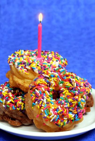 Feestelijke donuts met een brandende kaars. — Stockfoto