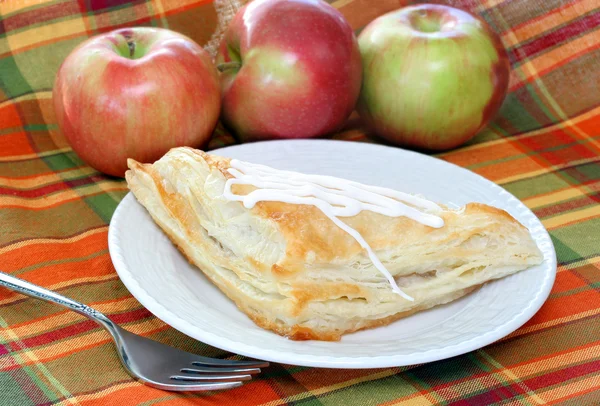 Apple turnover with fresh apples — Stock Photo, Image