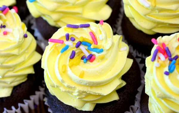 Cupcakes esmerilados amarillos — Foto de Stock