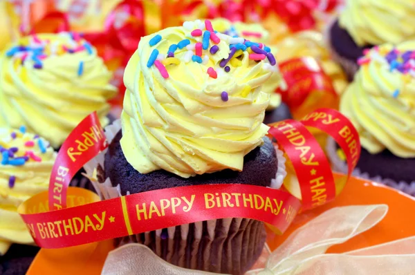 Birthday cupcake and ribbons — Stock Photo, Image