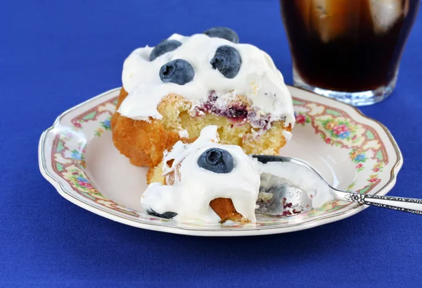 Blåbär tårta med en portion på en gaffel. — Stockfoto