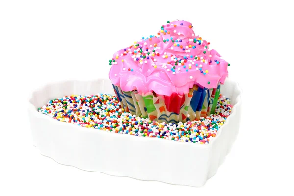 Bonito cupcake rosa no prato do coração — Fotografia de Stock