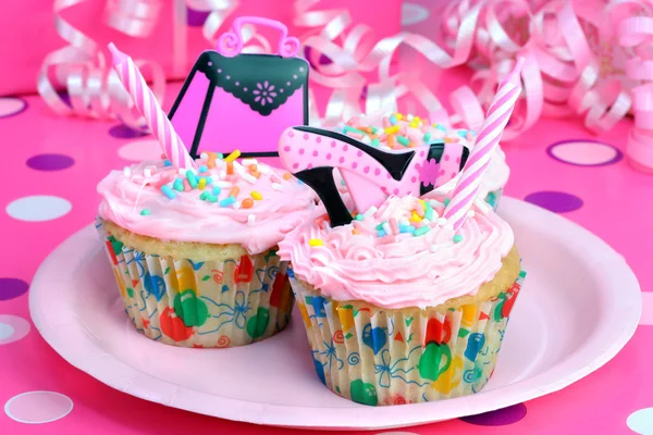 예쁜 분홍색 파티 컵 케이크 — 스톡 사진