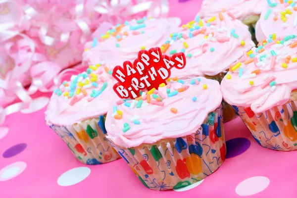 Bonito cupcakes de aniversário rosa — Fotografia de Stock