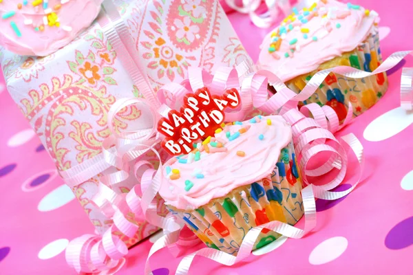 Różowy urodziny strony ciastko — Zdjęcie stockowe