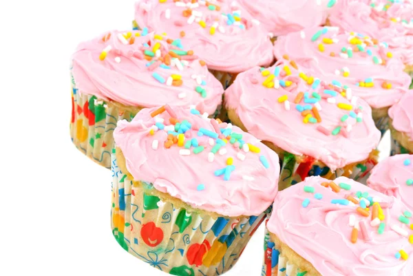 Cupcakes rosados sobre blanco — Foto de Stock