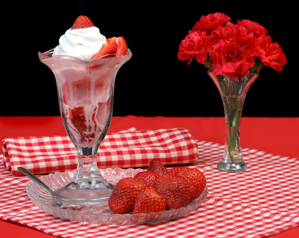 草莓冰淇淋圣代 — 图库照片