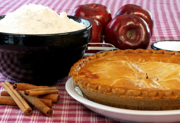 Čerstvě pečený jablečný koláč — Stock fotografie