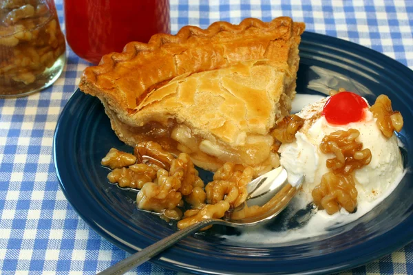 Apple Pie, Ice Cream and Walnuts — Stock Photo, Image