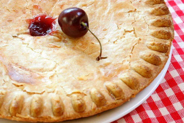 Cherry pie met verse kersen — Stockfoto