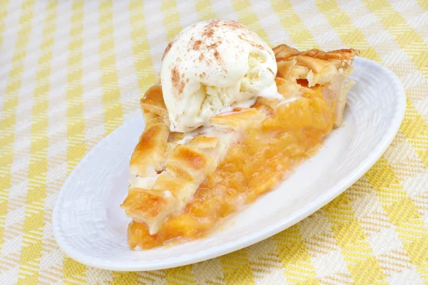 桃のパイ、アイスクリームなど — ストック写真