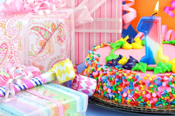 Hermoso pastel de fiesta de cumpleaños — Foto de Stock