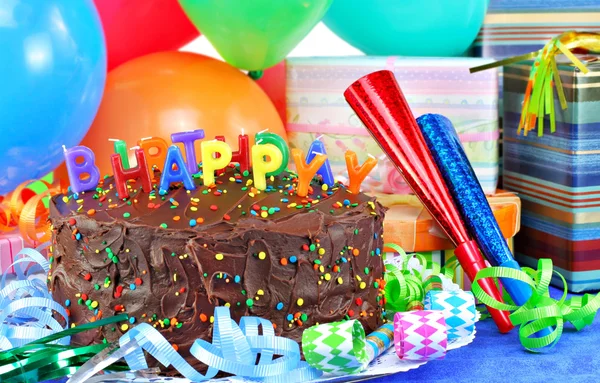 Grattis på födelsedagstårta, ballonger, presenter. — Stockfoto